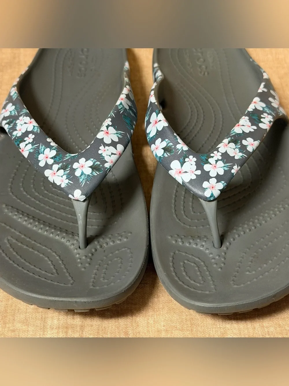 Crocs Iconic Comfort Women's Flip Flop Gray Floral Thing Sandals SzW10